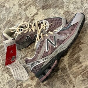 New Balance 860v2 Women's Sneakers - Mauve and Gray